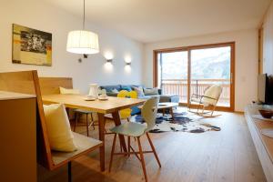 达米尔斯Landhaus Bergpanorama TOP 7的用餐室以及带桌椅的起居室。