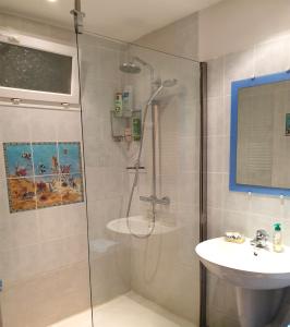 利勒鲁斯Villa Athena的带淋浴和盥洗盆的浴室