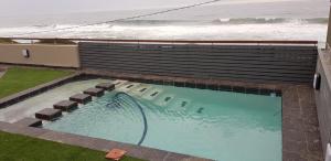 拉莫西Azure Luxury Apartments Estate的海景游泳池