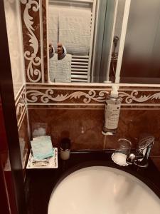 米兰维多利亚酒店的浴室设有白色的卫生间和镜子