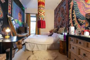 布雷得佛布拉德福德蒂歌斯旅馆的一间卧室配有一张床、一张桌子和一台电视。