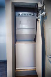 圣罗伯Z Loft Extended Stay Hotel的客房内的白色洗衣机和烘干机