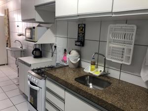 累西腓Apt. para Família - Completo em Recife, Boa Viagem - 3 qts - p/ 6 pessoas - 300m da praia的一间带水槽和炉灶的小厨房