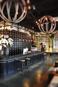 怡保M精品酒店的餐厅设有酒吧,提供凳子和鲜花