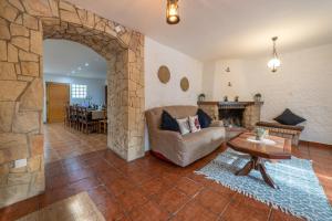 帕拉福尔斯Masia Can Magan Lux, Ideal Grupos 20pax的客厅设有石制壁炉和沙发。
