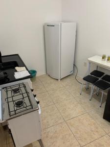 南圣洛伦索Apartamento beira da Praia das Ondinas的厨房配有炉灶和冰箱。