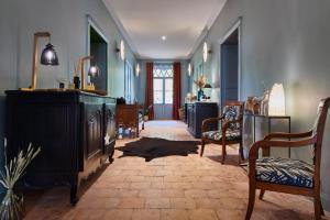 卡斯泰BEL AIR MAISON D'HOTES DES LANDES的客厅设有蓝色的墙壁和壁炉。