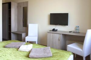 戈莱纽夫Zajazd u Marcela的客房设有一张床和一台平面电视。
