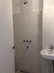 马德普拉塔Casa Nanet Hotel的带淋浴和盥洗盆的浴室