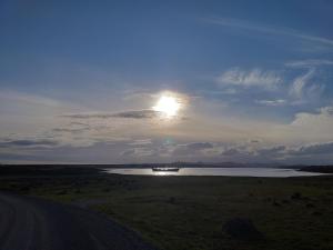 斯坦利Southernwind - Spareroom的阳光照耀着湖面,有路