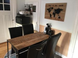 费尔普Het Huis的用餐室配有木桌和黑椅子