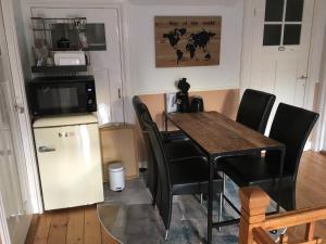 费尔普Het Huis的厨房配有桌椅和冰箱。