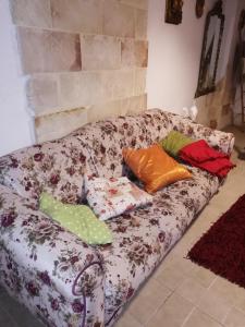 布林迪西monolocale "le sciabiche"的客厅配有带枕头的沙发。