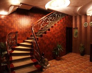 库塔伊西老城酒店的大堂的螺旋楼梯,有红色的墙壁