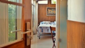 瓦拉纳西International Travellers' Hostel by ITH Stays的带桌子的房间和带窗户的房间