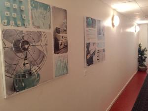 哥德堡林奈酒店的墙上有四张照片的走廊
