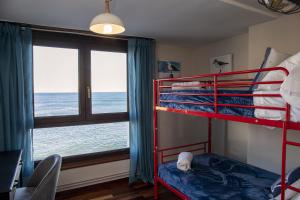 雷凯蒂奥Sea Coast Lekeitio by HomeBilbao的一间卧室设有两张双层床和一扇窗户。