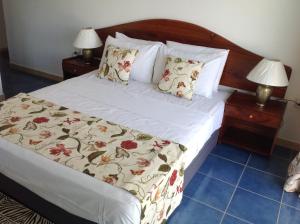 贝圣安那洞穴公寓式酒店的一间卧室配有一张床和两个带灯的床头柜