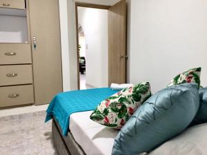 圣玛尔塔Apartamento rodadero playa y diversion的一间卧室配有带枕头的床
