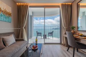 芽庄Handy Panorama Nha Trang Ocean view by HDG的客厅配有沙发和桌子