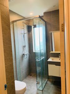 西哈努克The Hill Residence的带淋浴、卫生间和盥洗盆的浴室