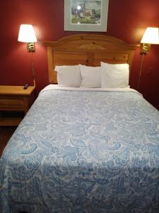 安克雷奇爱可诺旅馆的一张大床,位于酒店带两盏灯的房间