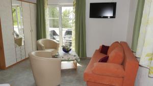 斯拉诺Apartmani Nena的客厅配有沙发、椅子和电视