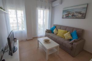 桑卢卡尔-德巴拉梅达Mirador de Doñana, Apartamentos Living Sur的客厅配有沙发和桌子