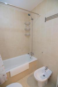 桑卢卡尔-德巴拉梅达Mirador de Doñana, Apartamentos Living Sur的带浴缸、卫生间和盥洗盆的浴室