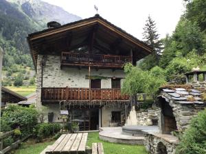 Les MasuresChalet d'en Haut Luxury and Charm in a Savoyard chalet的一侧带阳台的建筑