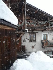 普拉吉拉托Baita del Plan的两堆积雪覆盖着的房子