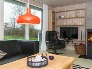 埃贝尔托夫特8 person holiday home in Ebeltoft的客厅里的橙色灯