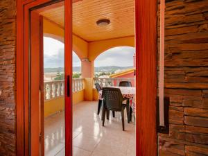 埃勒凡达尔Belvilla by OYO Casa Las Palmeras的客房设有带桌椅的阳台。