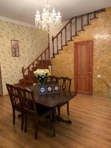 敖德萨Apartment on Zhukovskogo的一间带桌椅和楼梯的用餐室