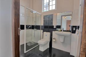 努沃勒埃利耶Misthill Rest - Lavish Villa的白色的浴室设有卫生间和水槽。