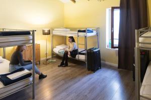 马赛沃提格老港旅馆的两名女性坐在带双层床的房间