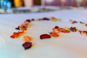 瓦尔扎扎特瓦尔扎扎特庭院旅馆 的桌子上一团倒下的花