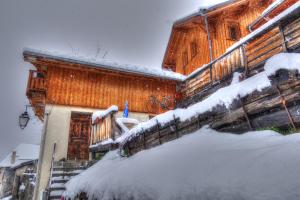 于埃petite maison à Huez的前面的楼梯上积雪的房子