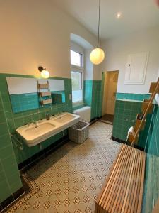 特拉本特拉巴赫Fabelhaus的绿色浴室设有浴缸和水槽