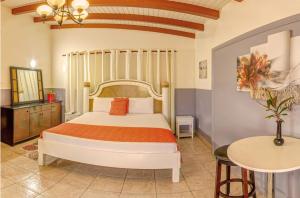 奥拉涅斯塔德Papaya Inn的一间卧室配有一张大床和一张桌子