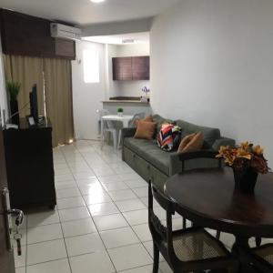里约热内卢Apartamento na Praia da Barra的客厅配有沙发和桌子