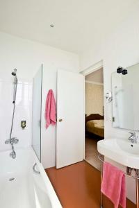 圣让-德吕兹莱斯戈兰斯酒店的带浴缸、水槽和床的浴室