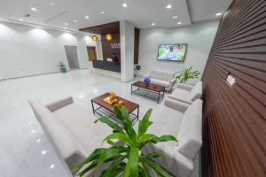 阿尔哈德Al Sqlawi Hotel Apartment的客厅配有沙发和桌子