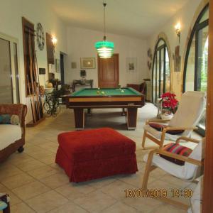 科佩尔蒂诺Masseria San Vito的客厅配有台球桌和椅子