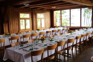 芙露姆赛山居会弗鲁姆赛堡酒店的一张长桌子和白色的桌椅