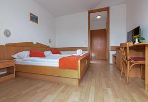 热尼亚波尔萨瓦歌乐埠酒店的一间卧室配有一张床和一张书桌