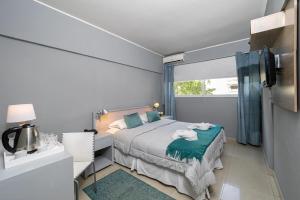 蒙得维的亚Urbano Hotel的一间小卧室,配有床和窗户