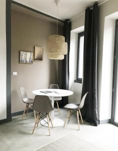 阿维利亚纳Binario 91的一间配备有白色桌椅的用餐室