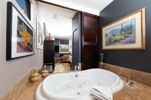 塞多纳夕阳住宿加早餐旅馆的客房内的浴室设有大浴缸