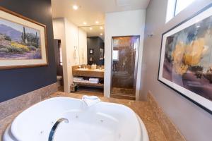 塞多纳夕阳住宿加早餐旅馆的浴室配有白色水槽和大镜子